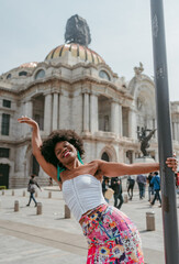 Naklejka premium beautiful black girl traveling alone