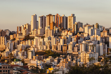 prédios no pôr do sol na cidade de Belo Horizonte, Estado de Minas Gerais, Brasil
