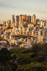 prédios no pôr do sol na cidade de Belo Horizonte, Estado de Minas Gerais, Brasil