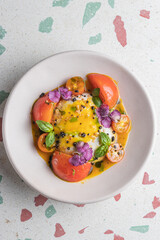 Burrata vegana a base de plantas, con tomates cherry y albaca