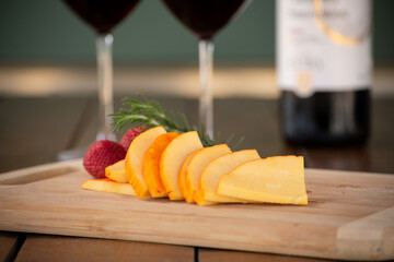 Queso port salut acompañado de dos copas de vino y fresas frescas productos lacteos frescos aperitivo romantico