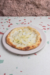 Pizza vegana, con vegetales, hongos girgolas y burrata vegetal