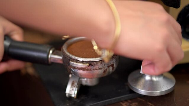 Preparaci&oacute;n de rico cafe molido expreso americano de maquina manos preparando un delicioso cafe capuchino americano con instrumentos con rico aroma antojable