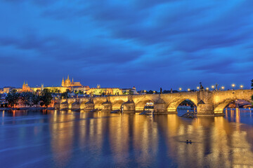 Fototapeta premium The castle and the famous Charles Bridge in Prague at night