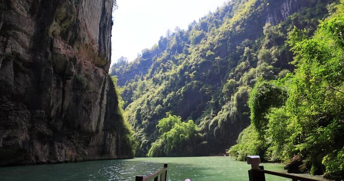 Chongqing PuHua underground river scenic area is located in qianjiang river zhuo section, it is a tributary of the Apeng River. Underground Part of the river is more than 1 kilometer long.