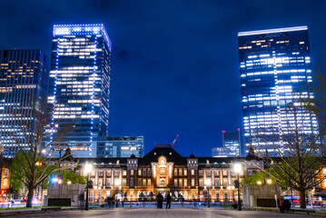 東京駅の夜景　正面から