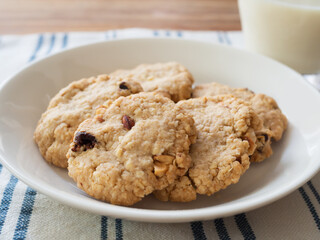 オートミールクッキーとミルク