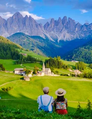 Photo sur Plexiglas Dolomites Couple at St. Magdalena Geisler or Odle Dolomites mountain peaks. Val di Funes valley in Italy, Santa Magdalena village Dolomites mountains, men and women on vacation in Italian mountain Alps