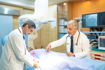 Obraz premium Doctor with patient in operation theater at hospital.