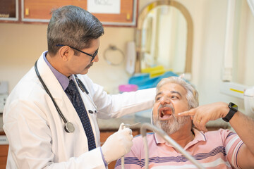 Obraz premium Dentist Checking patient teeth at hospital.