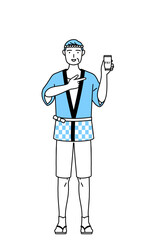 スマホのキャッシュレス・オンライン決済を勧める夏祭りの法被を着たシニア男性