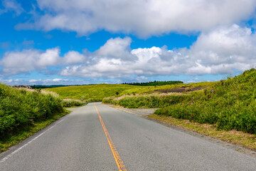 秋晴れ広がる阿蘇ミルクロードのドライブ風景（熊本県阿蘇市）