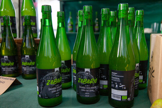Botellas de sidra expuestas en el mercado anual de Santo Tom&aacute;s en Bilbao, Bizkaia, Pa&iacute;s Vasco