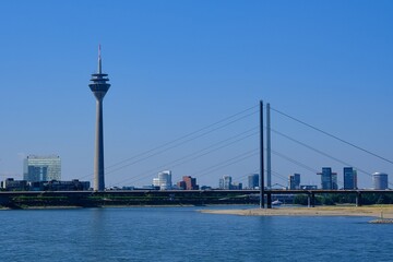Panorama von Düsseldorf mit Blick auf den Fernsehturm - obrazy, fototapety, plakaty