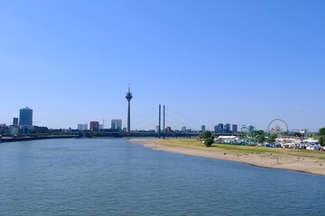 Fototapeta na wymiar Panorama von Düsseldorf mit Blick auf den Fernsehturm