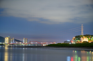Fototapeta na wymiar Bridge connecting the city, busy traffic night scene. Overlooking Taipei City from Shezidao Daotou Park.