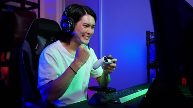 ゲームをする若い男性　ライフスタイルイメージ	
