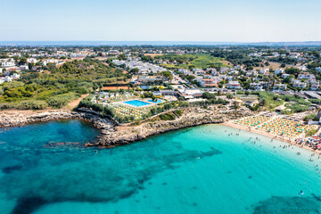 resort sulla spiaggia con la piscina,  e fantastica vista sul mare mediterraneo dalle acque turchesi cristalline. baia di Porto Pirrone - Salento, Puglia, Taranto, Leporano, Italia © Andrea Carro