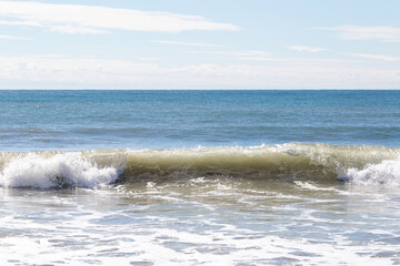 濁った海と波