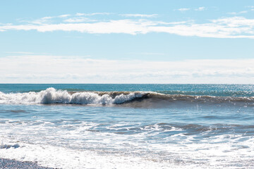 Fototapeta premium 濁った海と波