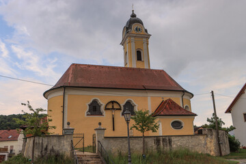Fototapeta na wymiar Kirche St. Stephan in Staubing (bei Kelheim) an der Donau