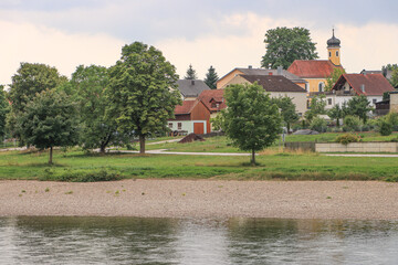 Donauufer in Stausacker gegenüber von Weltenburg mit St. Andreas