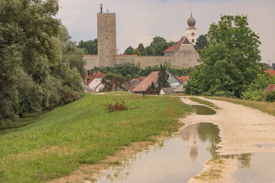 Verregneter Sommertag an der Donau; Radweg bei Vohburg mit Burg und St. Petrus