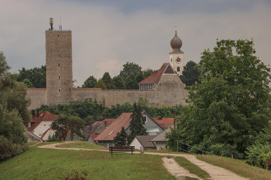 Kleinod an der Donau; Blick vom Donauradweg auf Vohburg mit Bergfried und St. Petrus