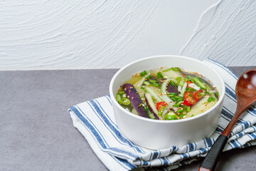 흰색 그릇에 담긴 시원한 여름 한국 음식 오이냉국 요