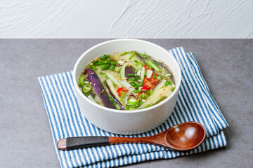 흰색 그릇에 담긴 시원한 여름 한국 음식 오이냉국 요