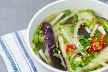 흰색 그릇에 담긴 시원한 여름 한국 음식 오이냉국 요