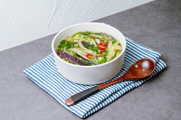 흰색 그릇에 담긴 시원한 여름 한국 음식 오이냉국 요