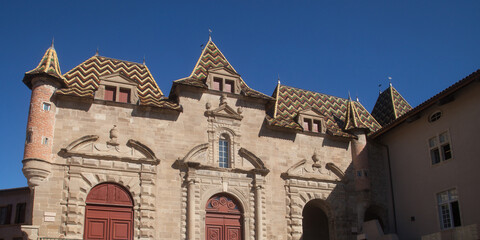 Façade d'une vieille maison de Saint-Antoine l'abbaye en Isère