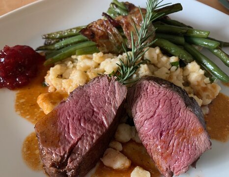 Hirschfilet mit Sp&auml;tzle und Speckbohnen