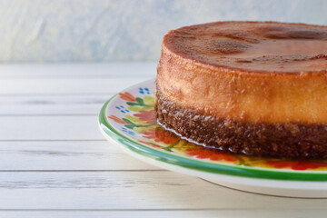 メキシコの伝統的なデザート　パステル・インポッシブレ　コピースペースあり　Traditional Mexican dessert Pastel Imposible (choco flan) with copy space