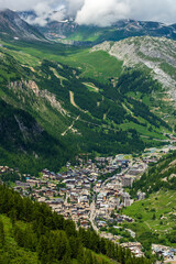 Fototapeta na wymiar Val d'Isère et la vallée de la Tarentaise en majesté : un spectacle naturel saisissant, Savoie, France