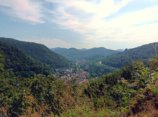 Fototapeta premium Ausblick von der Burgruine Falkenburg bei Wilgartswiesen Verbandsgemeinde Hauenstein im Landkreis Südwestpfalz. Aussicht vom Premiumwanderweg Wilgartswieser Biosphärenpfad. Im Hintergrund die B10.