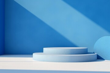 青い背景に水色の粘土の質感の二つ重ねた円柱の展示台がある抽象バナー。AI生成画像
