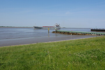 Fototapeta na wymiar Weserufer und großes Schiff in Bremerhaven an der Kaiserschleuse