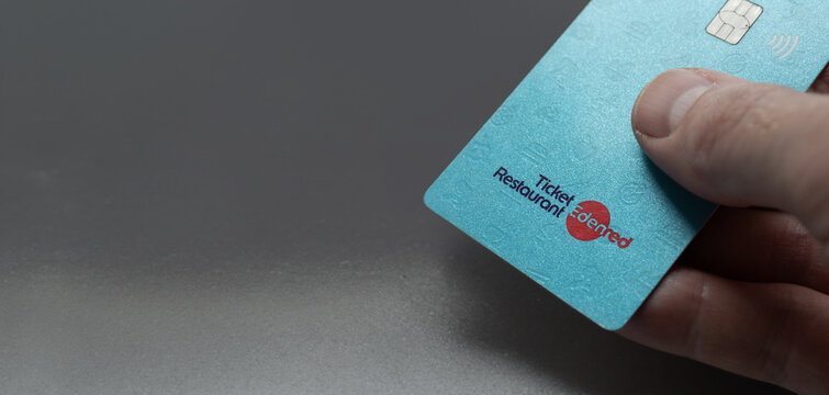 Edenred customer pays for his meal with his Ticket Restaurant Edenred card.