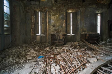Fotobehang Oud Ziekenhuis Beelitz Collapsed attic in abandoned building with broken furniture