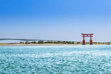 Foto op Plexiglas 静岡県浜松市の浜名湖にある弁天島の赤い鳥居と国道一号線浜名バイパス © jpimage