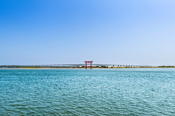 静岡県浜松市の浜名湖にある弁天島の赤い鳥居と国道一号線浜名バイパス