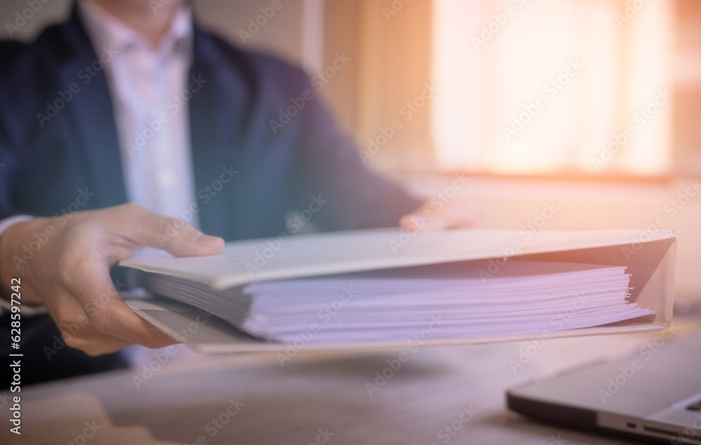 Aufkleber businessman hand holding or handing over document, documentation, document data management system, d