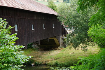 Alte überdachte Brücke aus Holz Holzbrücke Holzweg