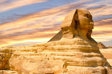 Fototapeta na wymiar Captivating Egyptian Sphinx at Majestic Sunset in Giza, Egypt.