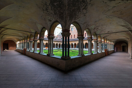 Chiostro della Basilica di Sant' Andrea di Vercelli, Piemonte