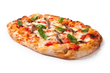 Deliziosa pinsa romana condita con pomodoro, mozzarella e acciughe e isolata su fondo bianco 