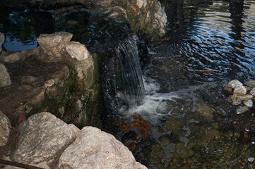Pequeña cascada del parque de Salou donde se aprecia como cae el agua a gran velocidad.