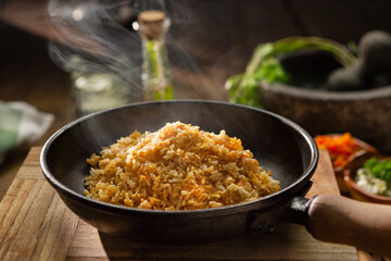 Plato típico de arroz amarillo en sartén